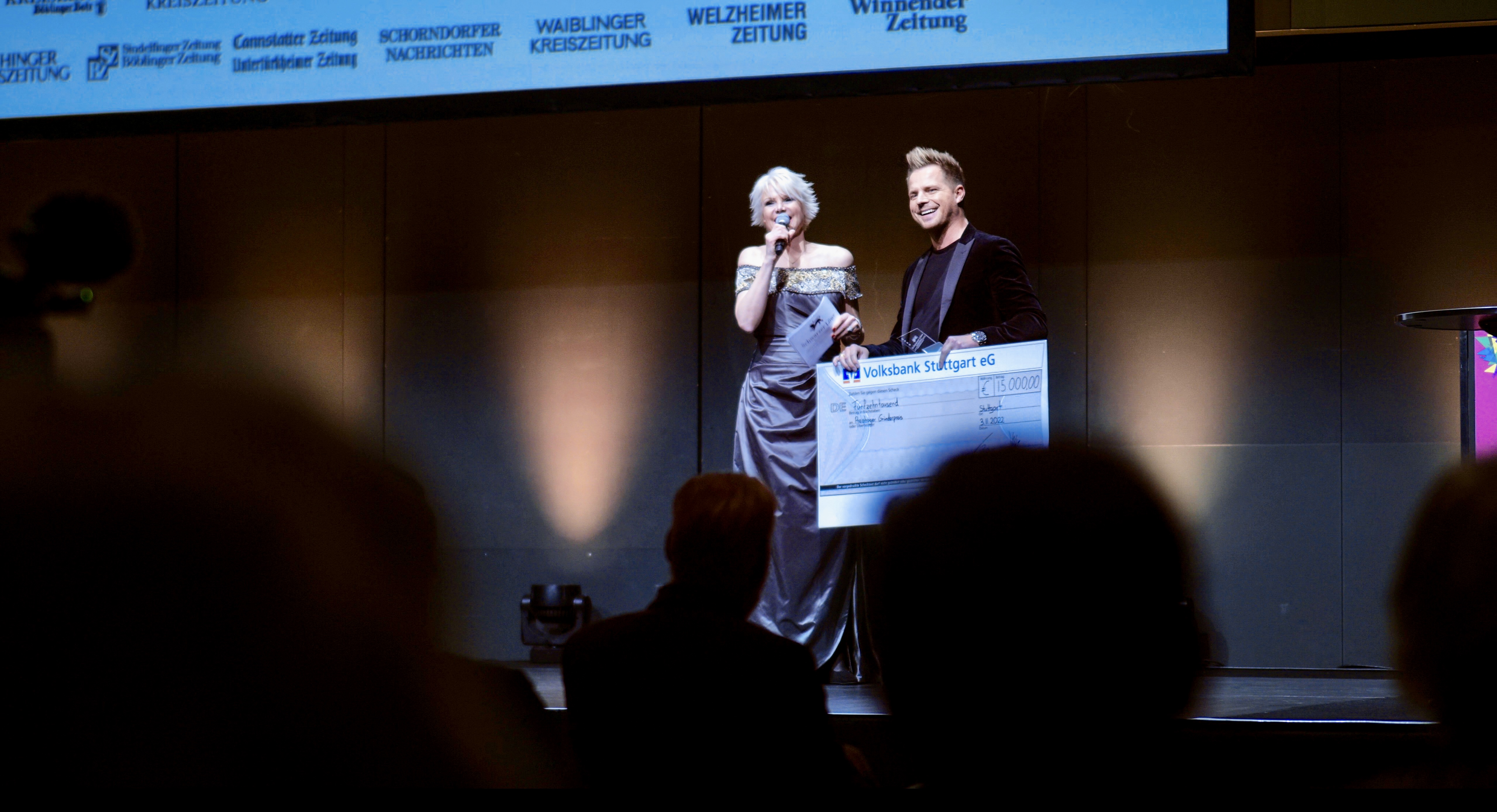 David Reger nimmt auf der Bühne den Schwarze Löwe Award entgegen